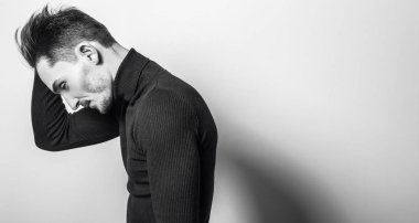 Zarif yakışıklı genç Golf. Siyah-beyaz studio fotoğraf.