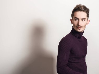 Zarif yakışıklı genç menekşe Golf.