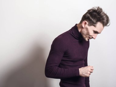 Zarif yakışıklı genç menekşe Golf.