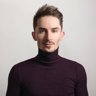 Zarif yakışıklı genç menekşe Golf.