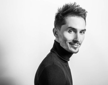 Zarif yakışıklı genç Golf. Siyah-beyaz studio fotoğraf.