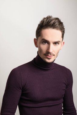 Zarif yakışıklı genç menekşe Golf.