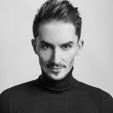 Zarif yakışıklı genç Golf. Siyah-beyaz studio fotoğraf.