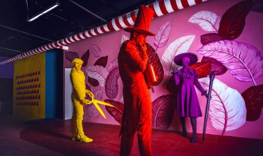 Stilize fantezi aktörlerin doğal makyaj ve parlak renkli arka plan grup.