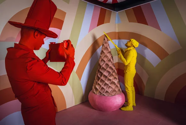 Dos Actores Fantasía Estilizados Maquillaje Escénico Fondo Color Brillante — Foto de Stock