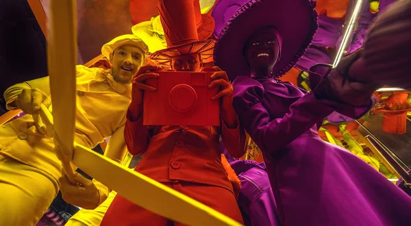 Grupo Atores Fantasia Estilizados Maquiagem Cênica Fundo Colorido Brilhante — Fotografia de Stock