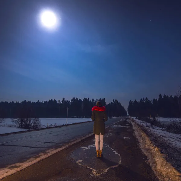 Kız Dolunay Yıldızlı Gökyüzü Izliyor — Stok fotoğraf