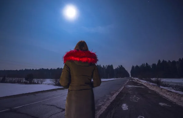 Menina Está Assistindo Céu Estrelado Lua Cheia — Fotografia de Stock