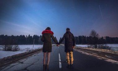 Genç izlerken güzel yıldızlı gökyüzü dolunay gecesi çift..