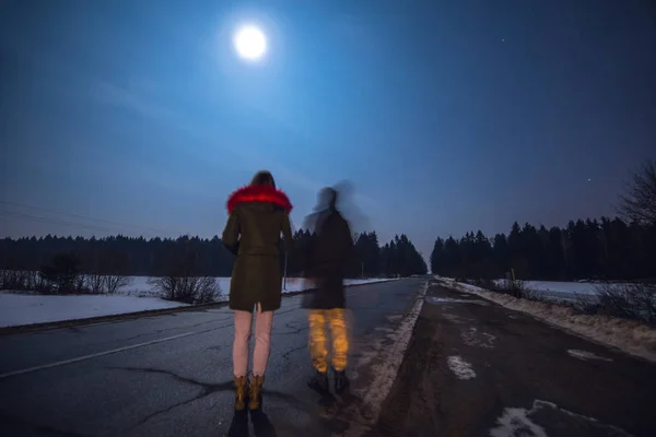 Giovane Coppia Guardando Bel Cielo Stellato Nella Notte Luna Piena — Foto Stock