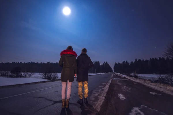 Giovane Coppia Guardando Bel Cielo Stellato Nella Notte Luna Piena — Foto Stock