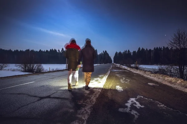 Jovem Casal Assistindo Belo Céu Estrelado Noite Lua Cheia — Fotografia de Stock