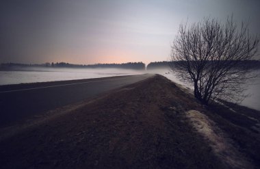 Kış yolun gece manzarası.