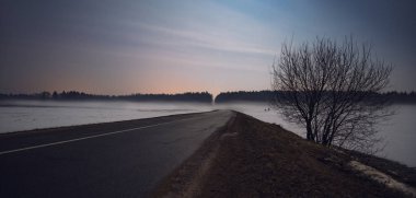 Kış yolun gece manzarası.