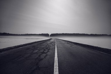 Kış yolun gece manzarası.