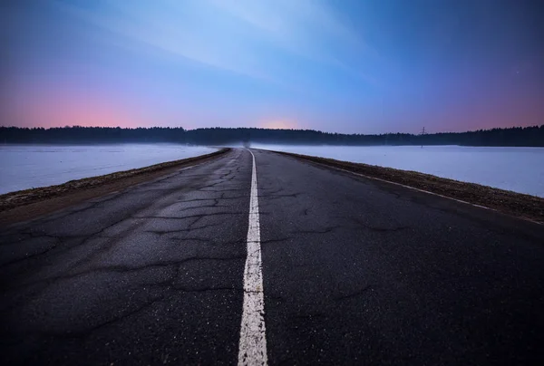 Paesaggio Notturno Della Strada Invernale — Foto Stock