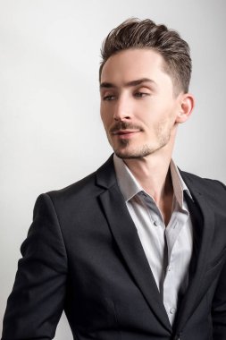 Zarif yakışıklı genç kostüm.