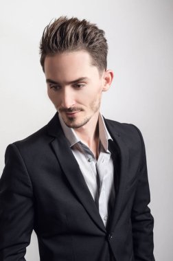 Zarif yakışıklı genç kostüm.