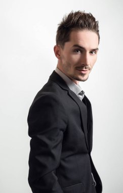 Zarif yakışıklı genç kostüm.