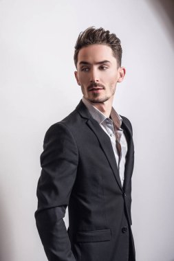 Zarif yakışıklı genç kostüm.