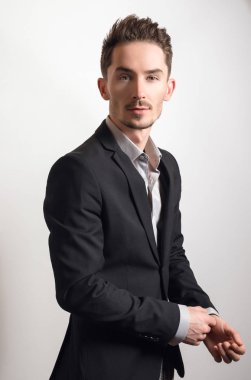 Zarif yakışıklı genç kostüm.