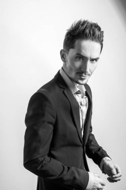 Zarif yakışıklı genç ceketli. Siyah-beyaz portre.