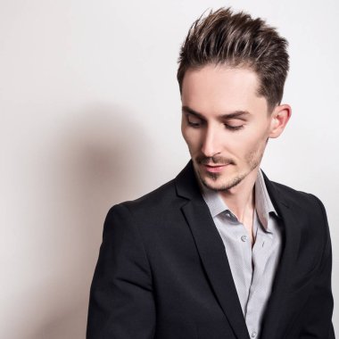 Zarif yakışıklı genç kostüm.