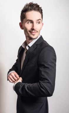 Zarif yakışıklı genç kostüm.