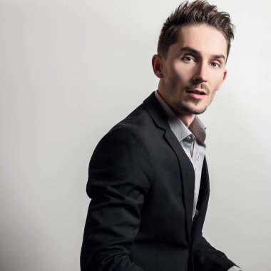 Zarif yakışıklı genç kostüm.