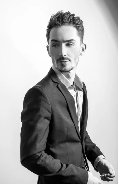 Guapo Joven Elegante Hombre Chaqueta Retrato Blanco Negro — Foto de Stock