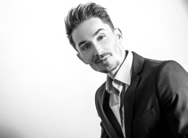 Zarif yakışıklı genç ceketli. Siyah-beyaz portre.