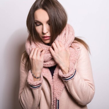 Stüdyo poz pembe ceket güzel genç kız.