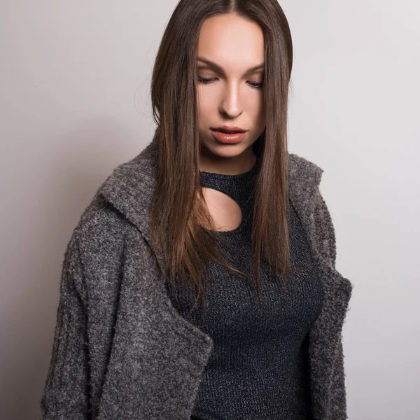 Belle Jeune Fille Manteau Gris Posant Studio — Photo