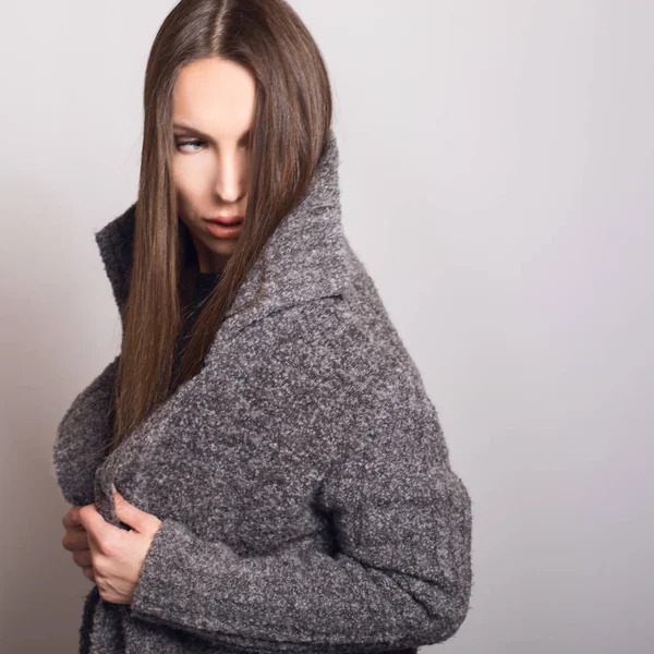 Bella Ragazza Cappotto Grigio Posa Studio — Foto Stock