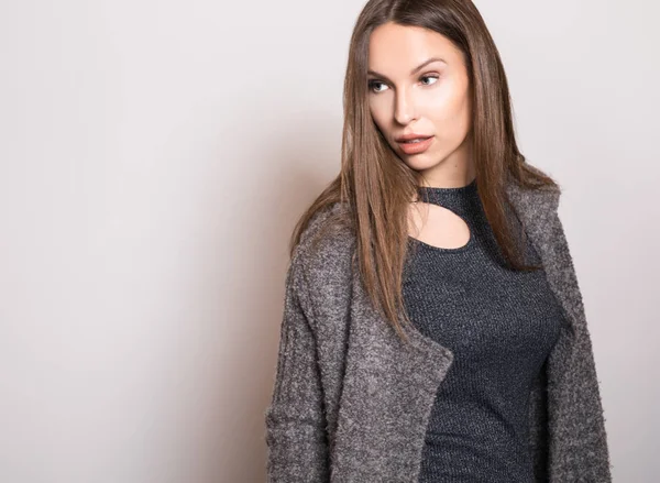 Gyönyörű Fiatal Lány Szürke Kabát Pózol Stúdióban — Stock Fotó
