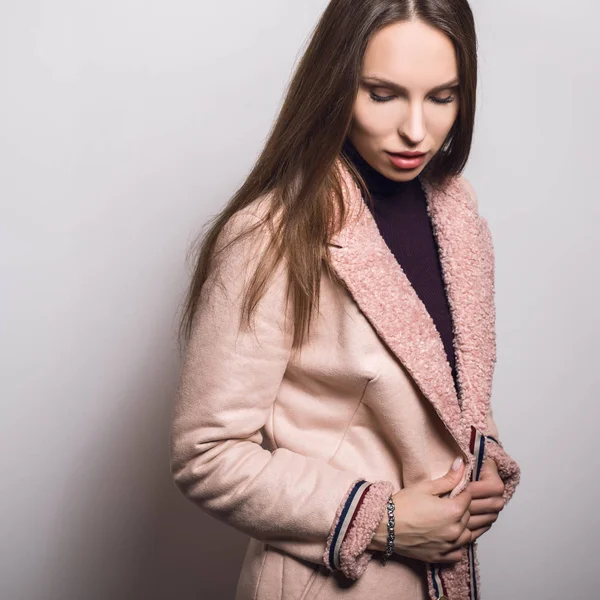 Gyönyörű Fiatal Lány Rózsaszín Kabát Pózol Stúdióban — Stock Fotó