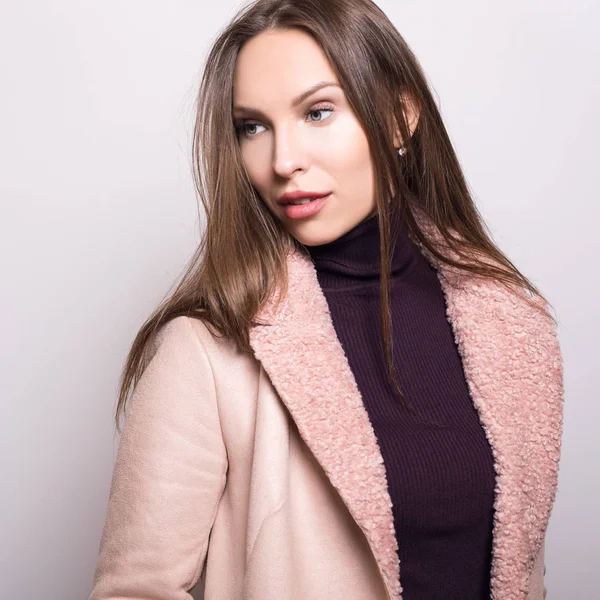 Gyönyörű Fiatal Lány Rózsaszín Kabát Pózol Stúdióban — Stock Fotó