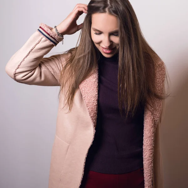 Hermosa Joven Con Abrigo Rosa Posando Estudio —  Fotos de Stock