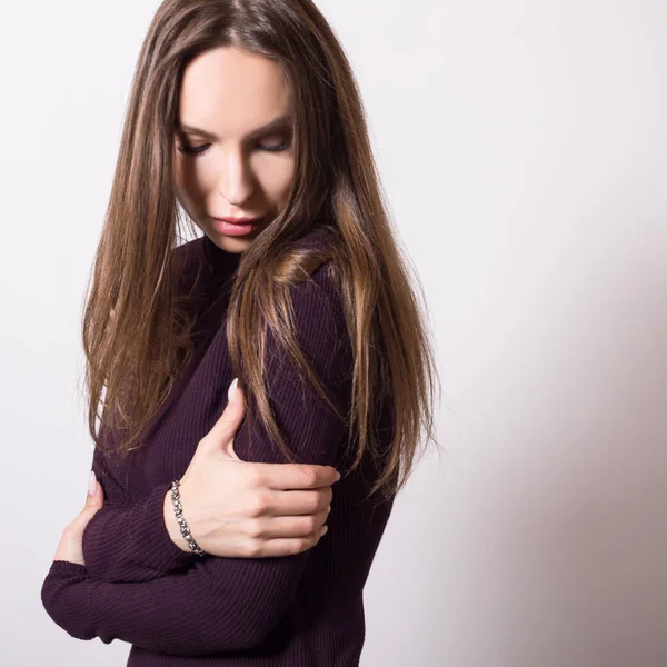 Bella Ragazza Nel Golf Viola Posa Studio — Foto Stock