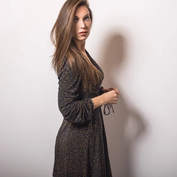 Schöne Mädchen Stilvollem Kleid Posiert Studio — Stockfoto
