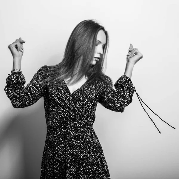 Hermosa Chica Vestido Elegante Posando Estudio Foto Blanco Negro —  Fotos de Stock