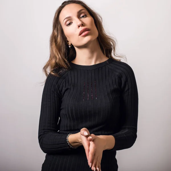 Hermosa Chica Vestido Negro Elegante Posando Estudio —  Fotos de Stock