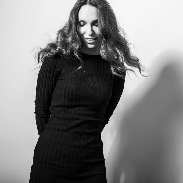 Stüdyoda Poz Şık Siyah Elbise Güzel Kız Siyah Beyaz Portre — Stok fotoğraf