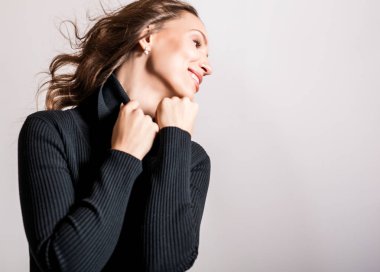 Stüdyoda poz şık siyah elbise güzel kız.