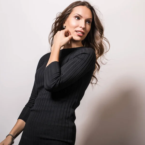Schöne Mädchen Stilvollem Schwarzen Kleid Posiert Studio — Stockfoto