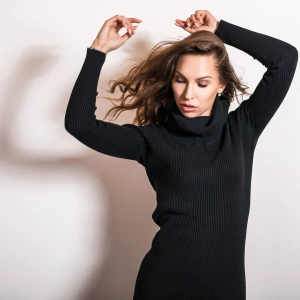 Schöne Mädchen Stilvollem Schwarzen Kleid Posiert Studio — Stockfoto