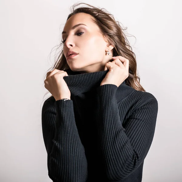 Hermosa Chica Vestido Negro Elegante Posando Estudio —  Fotos de Stock