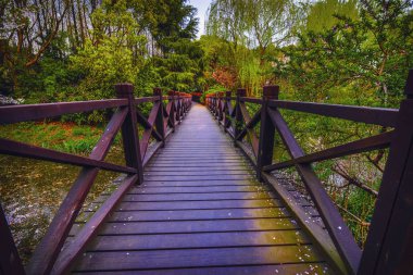 Şehir parkında eski geleneksel Çin köprüsü.