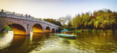 Şehir parkında eski geleneksel Çin köprüsü.