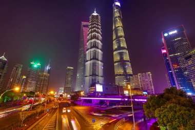 Şangay, Çin - 03 Nisan 2019: Şangay'ın modern merkezi sokakları ve gece binaları.